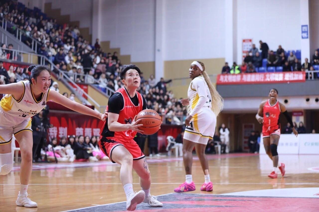 开云体育下载部门-WCBA联赛首胜卫冕冠军，武汉盛帆黄鹤女篮稳居积分榜第八位