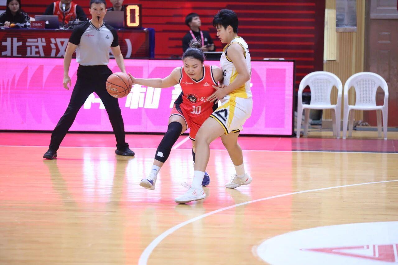 开云体育下载部门-WCBA联赛首胜卫冕冠军，武汉盛帆黄鹤女篮稳居积分榜第八位